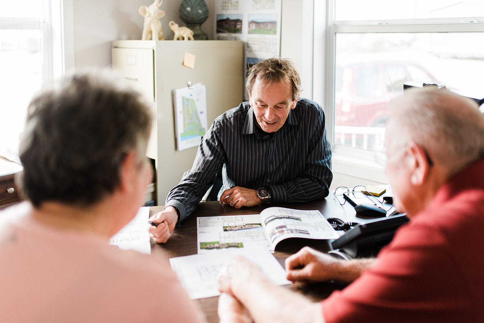 a salesman at countryside manufactured homes answers a couples FAQ during the modular buying process